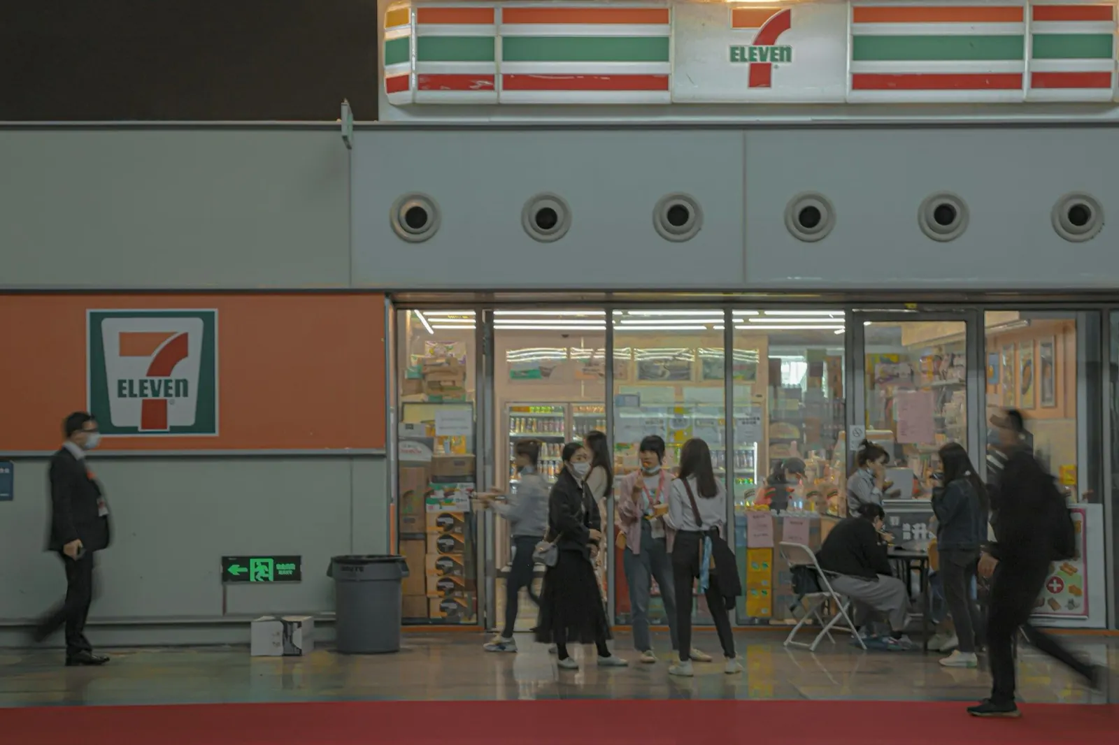 日本のコンビニ文化：高品質で便利なセブン・イレブン、ローソン、ファミリーマート